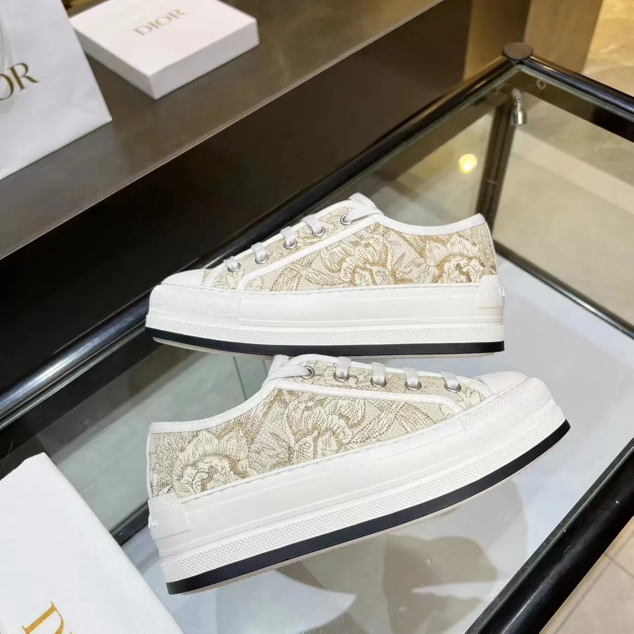 👟👟Ex-factory price 520👟👟 Dior’s 2025 Walk ‘n’ Dior embroidered mid-top casual shoes are new. On the fashion stage, Dior embroidered shoes are the well-deserved protagonist. Delicate stitching is used on the upper, every stitch is devoted to the craftsman's efforts, and every thread is woven with artistic poetry. From complex floral patterns to smart geometric textures, embroidery is like the magic that gives shoes life, allowing them to show dynamic beauty even in static conditions.   Wearing Dior embroidered shoes feels like stepping into a dream world full of art. It is not only a pair of shoes, but also a walking piece of art that perfectly integrates fashion and culture. Whether you are strolling on the bustling city streets or attending important social occasions, Dior embroidered shoes can add unique charm to your style and become the focus of everyone's attention.   Choosing Dior embroidered shoes means choosing a persistent pursuit of quality and a unique understanding of fashion. Let it accompany you through every wonderful moment and leave your own fashion mark.  Material: Sheepskin lining, feet, silk cowhide, size 35-41, heel height 5cm